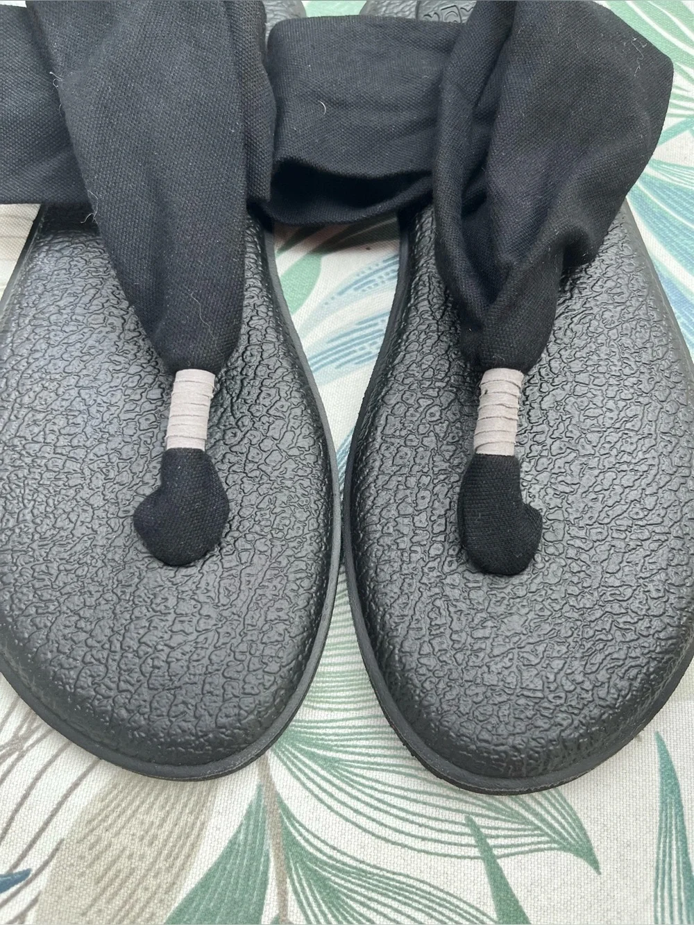 Sanuk Yoga Mat Comfort Black Stretch Sandals Womens Size 10 NWT